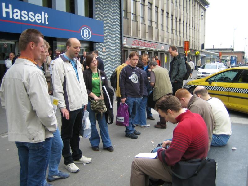 Gathering at the railwaystation, left to right: boogschuttertje and his brother, petje, Bootje, redrabbit, Mr Exep and Exep(hidden), Ralf, BaliBennie, yli, sitting: Mr Euro doing his bookkeeping, haemoglobin trying to connect to the internet and Hboz resting